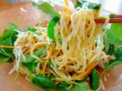 サラダの冷やしラーメンの麺リフト(箸持ち上げ)