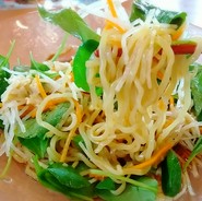 サラダの冷やしラーメンの麺リフト(箸持ち上げ)