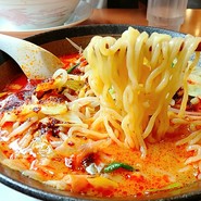 辛味噌タンメンの麺リフト(箸持ち上げ)