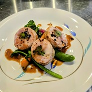 兵庫産シャンピニオンデュクセルを詰めた但馬鶏のルーレ