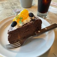 このチョコレートケーキ、かなりの大きさでした。テラス席もあり、気持ちいいお店です！