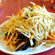 中華飯店の王道、モヤシ炒め。木耳が大好き。