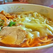 ワンタン麺とチャーシュー麺でいつも悩むけど今日はワンタン麺で！