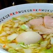 白菜が散りばめられた煮玉子ラーメン