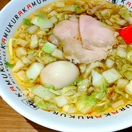 白菜が散りばめられた煮玉子ラーメン