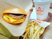 ハンバーガーとポテトフライとドリンク