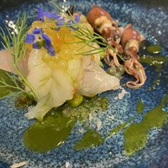 鯛、帆立、ホタルイカ、ヤマメの卵、豆、ローズバルサミコ
