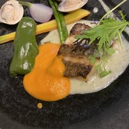 天草産天然タイのポワレ、コキーユと木の芽ソース
