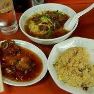 五郎さんセット(台湾ラーメン、ピリカラにんにく炒飯、酢鶏ハーフ)