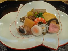 一月のとある日の八寸。お正月らしく色彩豊か、日によってお節料理も含まれます。