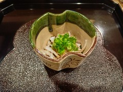 フク皮のポン酢和え、歯ごたえ、ポン酢、紅葉おろし、分葱とのバランスが絶妙です。