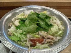 フクちり。野菜の下に肉厚のフク達が埋もれています。