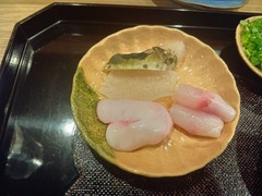 皮と白子と一緒にしゃぶしゃぶします。鮮度のよさを実感できます。