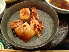 フク焼き物。肉厚のフクに香ばしくコクのあるタレがまとわりつく絶品です。