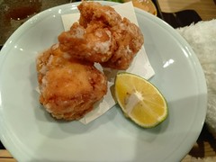 フク唐揚げ。サクサクの衣と肉厚のフクの食感、香ばしい香りとのハーモニーが絶妙です。