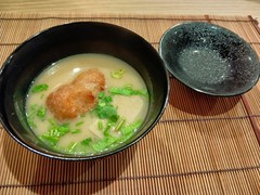 白味噌仕立てのお椀、寒い冬にほっこり京の温かさを味わえます。
