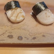 低温調理されたホタテ貝柱。醤油と塩で楽しませてもらえます