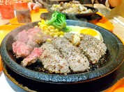 カットステーキ、ハンバーグ、目玉焼きの熱々鉄板焼！わくわくコンボ レギュラー