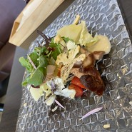 一段と美味しい味わい　スモークチキンの冬野菜の前菜　美味し❗️