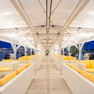 グランピングライトに照らされた夜のリラックスエリア