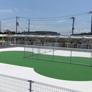 人工芝の広々ドッグランには水飲み場、ゴミ箱完備