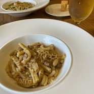 ハチノスと豆がパスタにマッチしていて、優しいお味。トマトのフォカッチャもデザートも美味しい♡