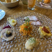 前菜とても凝ってるのに機を衒ってなくて、美味しい。