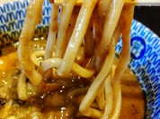 ドロドロ濃厚な魚介スープのつけ麺、麺リフト(箸持ち上げ)