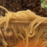 麺は細めのストレート麺！