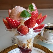 ストロベリーパフェ