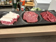 馬刺しと馬肉寿司 馬しゃぶしゃぶ ウマサブロー