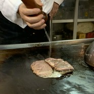 カウンターに座ると目の前で焼いてます