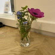 可憐な花飾はおもてなしの心遣い。気持ちが和みます。