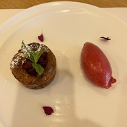 グロセイユ風味のベイクドチーズ　木苺のシャーベット添え