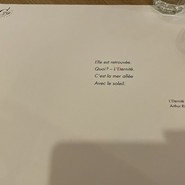 さりげなく印刷されたフランス詩人のポエムがお洒落