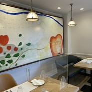 壁のアートは優しく上品で落ち着きます。