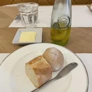 パン　無塩バターとフレッシュレモン入りのオリーブオイル