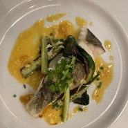 青森産　真鱈のロースト　レモンのコンフィ入り白ワインソース　メイン