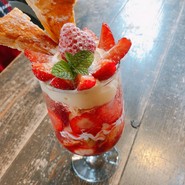 苺のミルフィーユパフェ