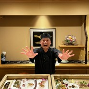 この手から美味しい鮨が生まれます。笑顔も満点。