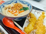 季節限定メニューがあるから飽きないね！うま辛坦々うどんと海老天イカ天。