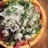 生ハムとサラダのピザ🍕