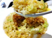 油淋鶏チャーハンをレンゲですくってパクりー