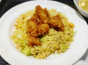 カリカリの鶏唐揚げが炒飯にトッピング、油淋鶏炒飯